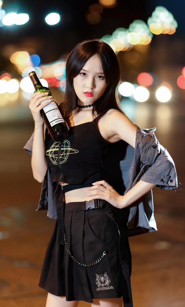 路灯下的炫酷女孩