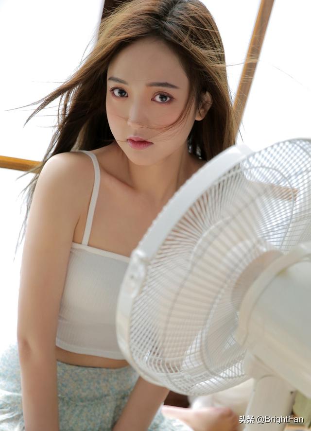 高颜值极品美女超短裙性感养眼唯美写真图片