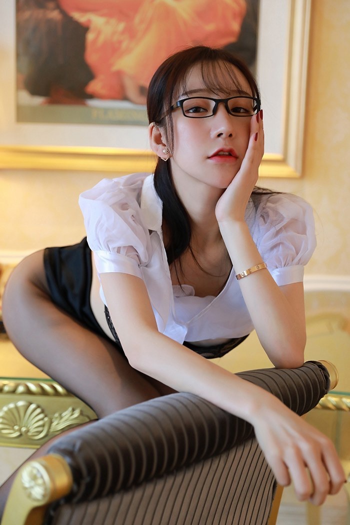 黑丝女秘书